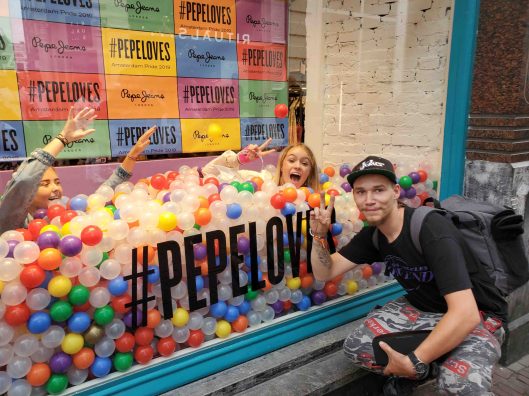 20190803-31AmsterdamPrideDisplaywithPhotoBomberSmall