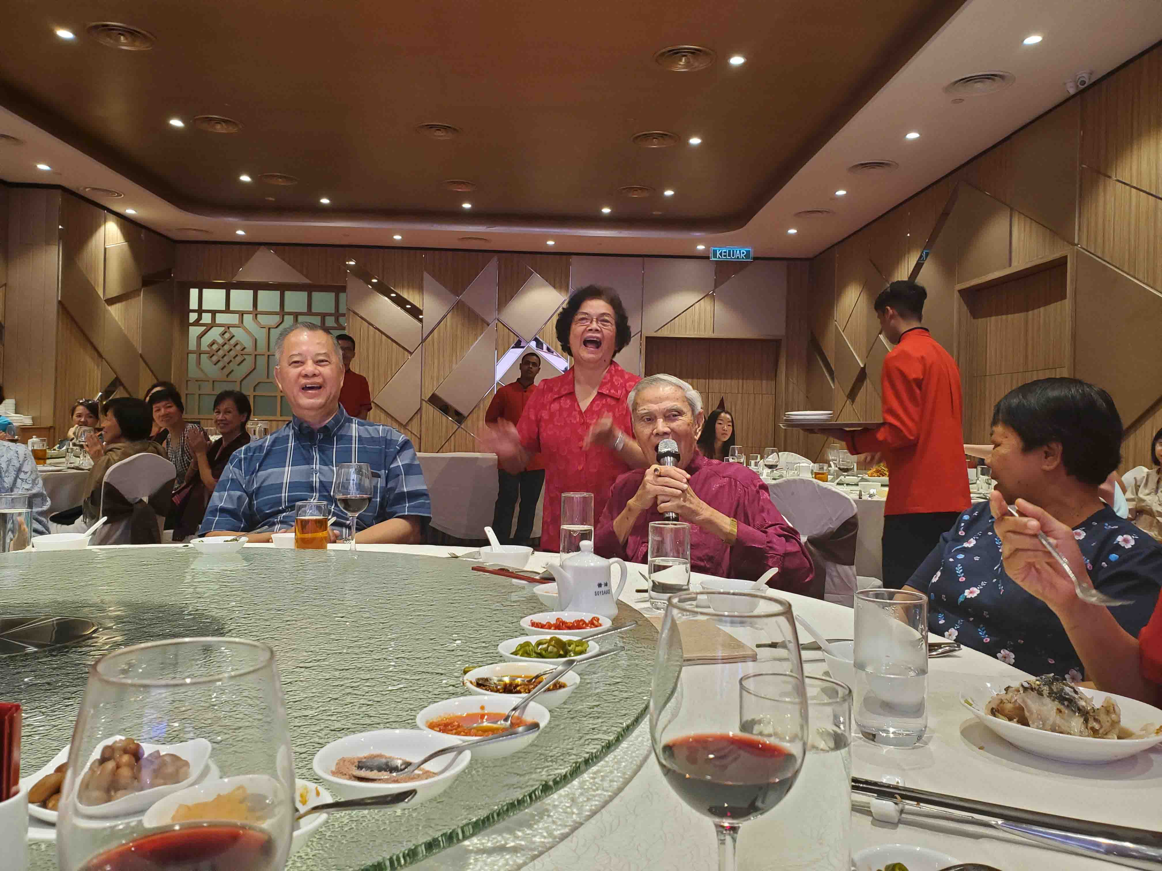 20191217-09MalaysiaKLLindasBirthdayMrChewSings